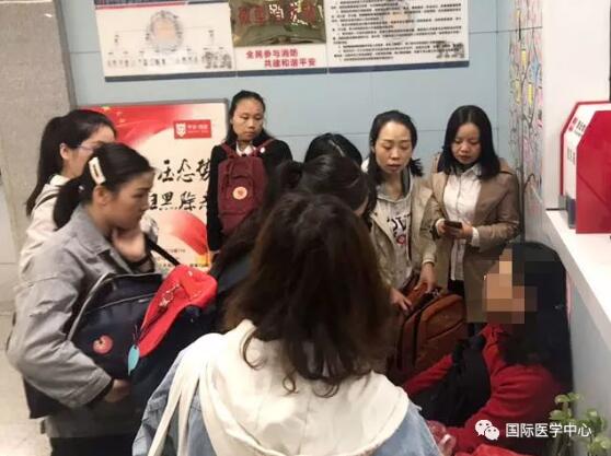 西安女士地鐵突感不適 西安國(guó)際醫(yī)學(xué)中心護(hù)士緊急救助