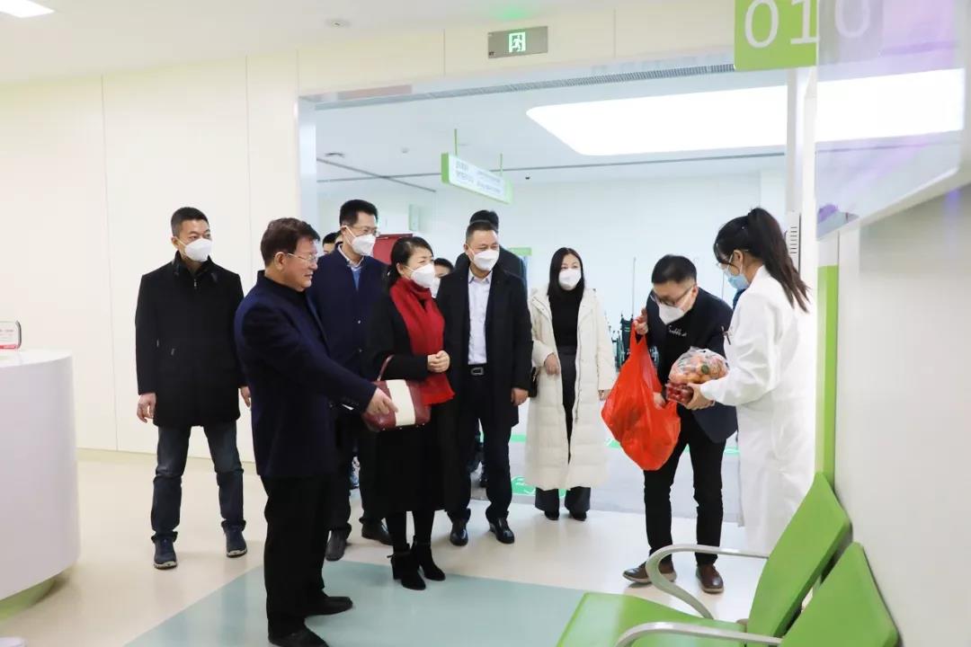 國際醫(yī)學領(lǐng)導慰問一線工作者