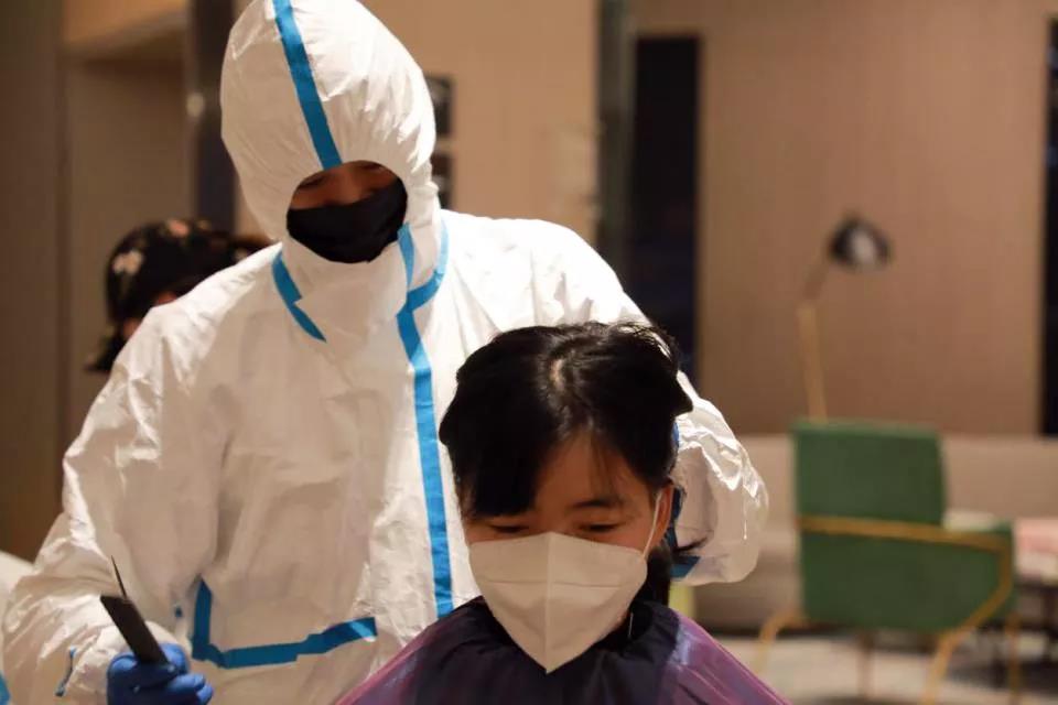 100多位赴武漢醫(yī)療隊(duì)女隊(duì)員“削”掉秀發(fā) ——武漢市委秘書長(zhǎng)說，疫情過去一定為你們請(qǐng)功！