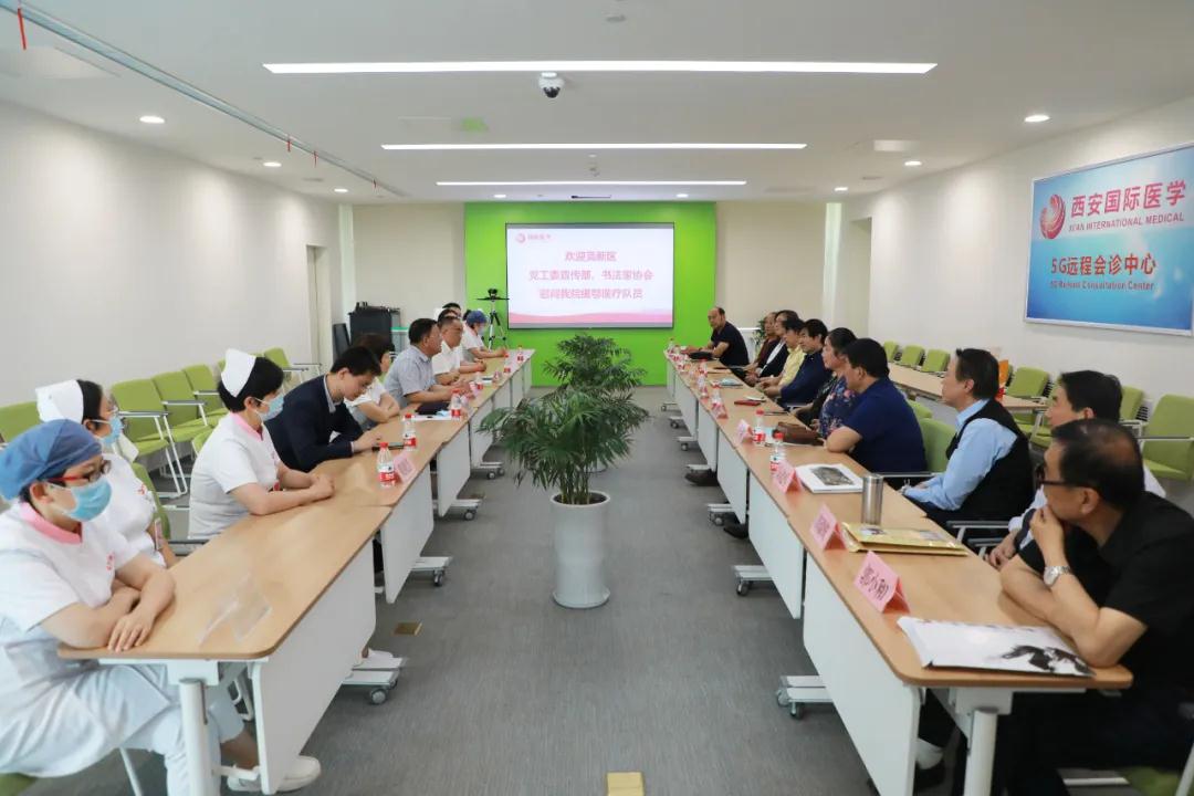 書法送祝福 筆墨贊英雄——西安高新區(qū)黨工委宣傳部、書法家協(xié)會一行致敬最美逆行者