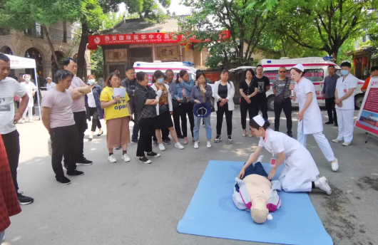 義診在行動 服務(wù)暖人心 ——西安國際醫(yī)學(xué)中心醫(yī)院走進袁家村送健康
