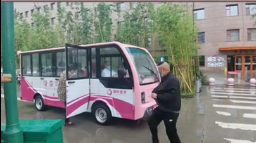 暖心！醫(yī)院下雨天安排擺渡車
