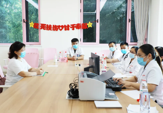 不掛號，解決多個問題，多學(xué)科MDT聯(lián)合門診讓更年期女性少跑腿，更安心！