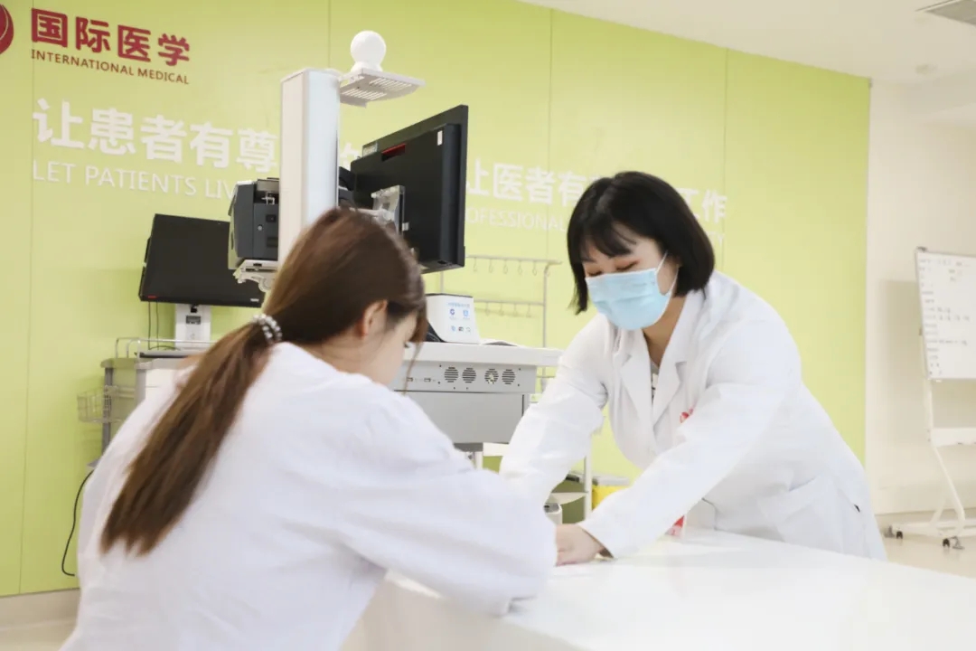 出院手續(xù)床前辦理，「移動(dòng)結(jié)算車」便民又惠民！