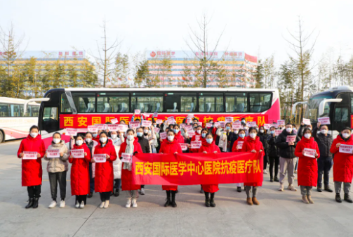 又有 300 余名醫(yī)護(hù)人員逆行出征，奔赴核酸采樣點(diǎn)