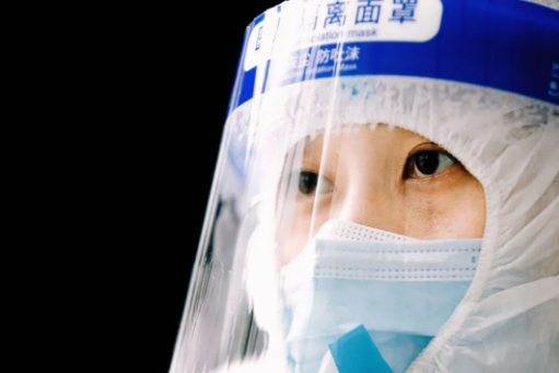 你穿防護(hù)服的樣子，真好看！