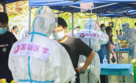 泡白的雙手，濕透的衣服，高溫天氣下的這些“大白”讓人心疼