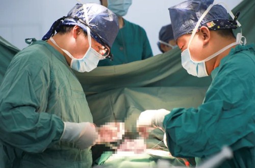 復(fù)診首日，市民排隊掃碼，有序就診……