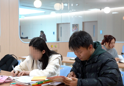 治療、學(xué)習(xí)兩不誤！病房里開(kāi)啟了“小課堂”