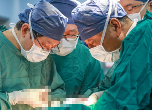挑戰(zhàn)胸外領(lǐng)域“珠峰”！他為71歲老人摘除胸內(nèi)巨大罕見腫瘤