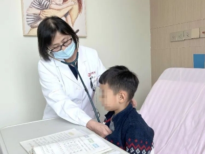 支原體肺炎來了！住院扎堆，學習桌搬到病房，孩子邊寫作業(yè)邊打點滴