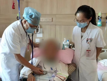 多次渡過險關(guān)，身患重疾的92歲老人在醫(yī)院度過了四個不平凡的生日