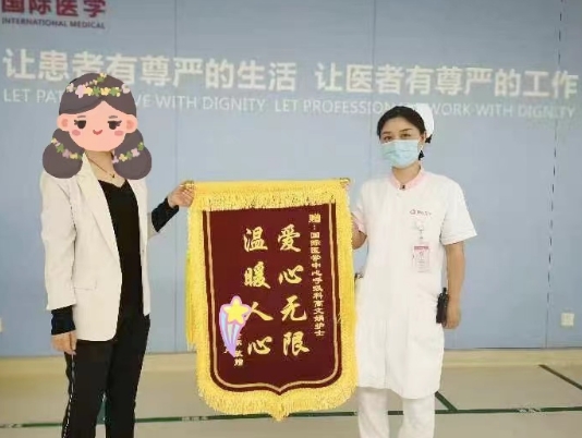 點贊正能量！95后護士救下走失老人 暖心一扶顯大愛